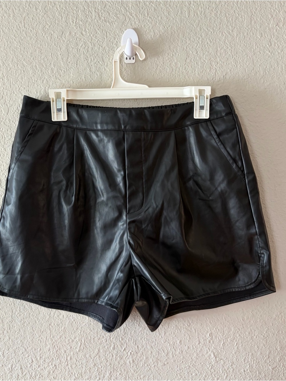 Luvamia High-Waist Black Faux Leather Women’s Shorts size L summer chic